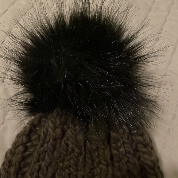 Chunky hand knitted hat with Pom - Picture 2 of 4